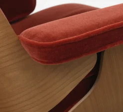 Eames Lounge Chair, kirsebær, calma brandy inkl. Fodskammel fra<Vitra Hot