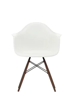 Eames Plastic Armchair DAW, mørk ahorn/white fra<Vitra Outlet