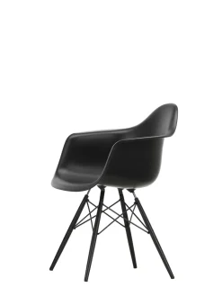 Eames Plastic Armchair DAW, sortlakeret ahorntræ fra<Vitra Discount