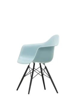 Eames Plastic Armchair DAW, sortlakeret ahorntræ fra<Vitra Discount