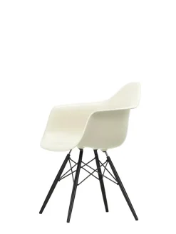 Eames Plastic Armchair DAW, sortlakeret ahorntræ fra<Vitra Discount