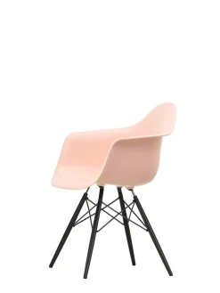 Eames Plastic Armchair DAW, sortlakeret ahorntræ fra<Vitra Discount