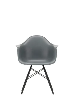 Eames Plastic Armchair DAW, sortlakeret ahorntræ fra<Vitra Discount