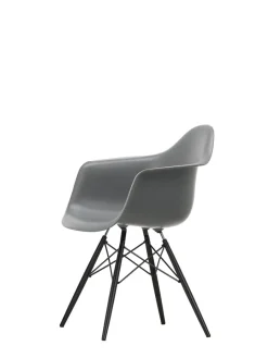 Eames Plastic Armchair DAW, sortlakeret ahorntræ fra<Vitra Discount