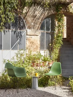 Eames Plastic Armchair DAR, sort pulverlakering fra<Vitra New