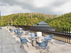 Eames Plastic Armchair LAR, sortlakeret fra<Vitra Clearance