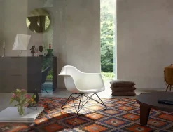 Eames Plastic Armchair LAR, sortlakeret fra<Vitra Clearance