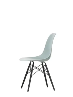 Eames Plastic Side Chair DSW, sortlakeret ahorntræ fra<Vitra Hot