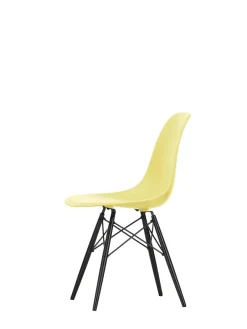 Eames Plastic Side Chair DSW, sortlakeret ahorntræ fra<Vitra Hot