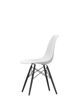 Eames Plastic Side Chair DSW, sortlakeret ahorntræ fra<Vitra Hot