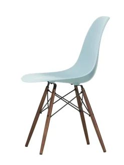 Eames Plastic Side Chair DSW, mørkbejdset ahorntræ fra<Vitra Hot
