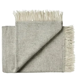 Fanø Plaid, light nordic grey fra<Silkeborg Uldspinderi Clearance