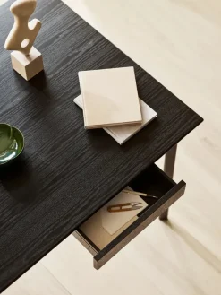 FH3605™ Skrivebord m. Skuffe af Arne Jacobsen<Fritz Hansen Discount