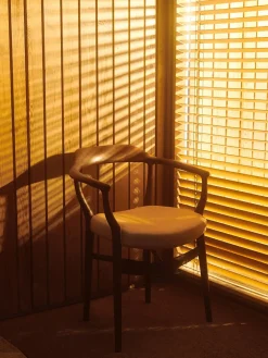 FJ 44 stol, eg olie/vegetal læder af Finn Juhl<House of Finn Juhl New