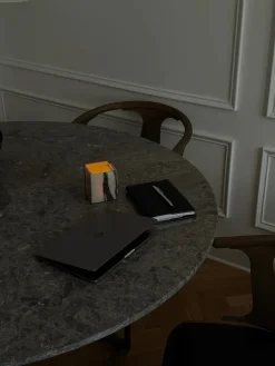 Florence spisebord Ø145, gris du marais fra<New Works Outlet