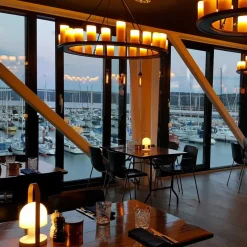 Follow Me blå bordlampe fra<Marset Discount