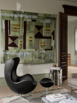 Ægget, sort læder/aluminium af Arne Jacobsen<Fritz Hansen Online