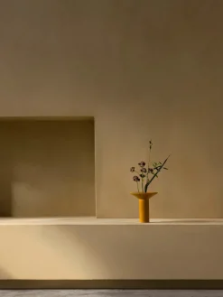 Hana Vase, H14,5 cm i Ochre fra<Audo Copenhagen Hot