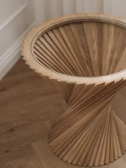 HYPERBEL sidebord, røget eg fra<VIA Copenhagen Hot