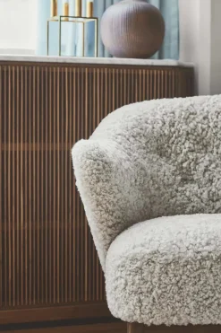 Ingeborg med Fodskammel, moonlight fra<Audo Copenhagen Online