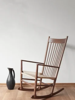 J16 Gyngestol, valnød af Hans J. Wegner<Fredericia Furniture Discount