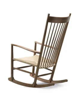 J16 Gyngestol, valnød af Hans J. Wegner<Fredericia Furniture Discount