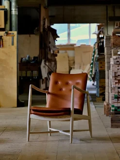 Kaminstolen, eg olie af Finn Juhl<House of Finn Juhl