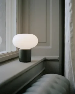 Karl-Johan portable bordlampe, Light Grey fra<New Works Hot