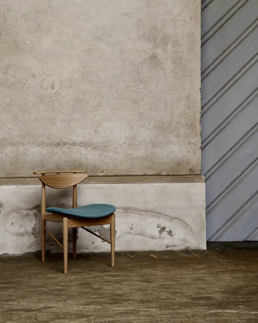 Karmstolen, eg olie af Finn Juhl<House of Finn Juhl Sale