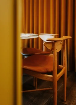 Karmstolen, eg olie/valnød af Finn Juhl<House of Finn Juhl Outlet