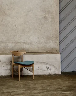 Karmstolen, eg olie/valnød af Finn Juhl<House of Finn Juhl Outlet