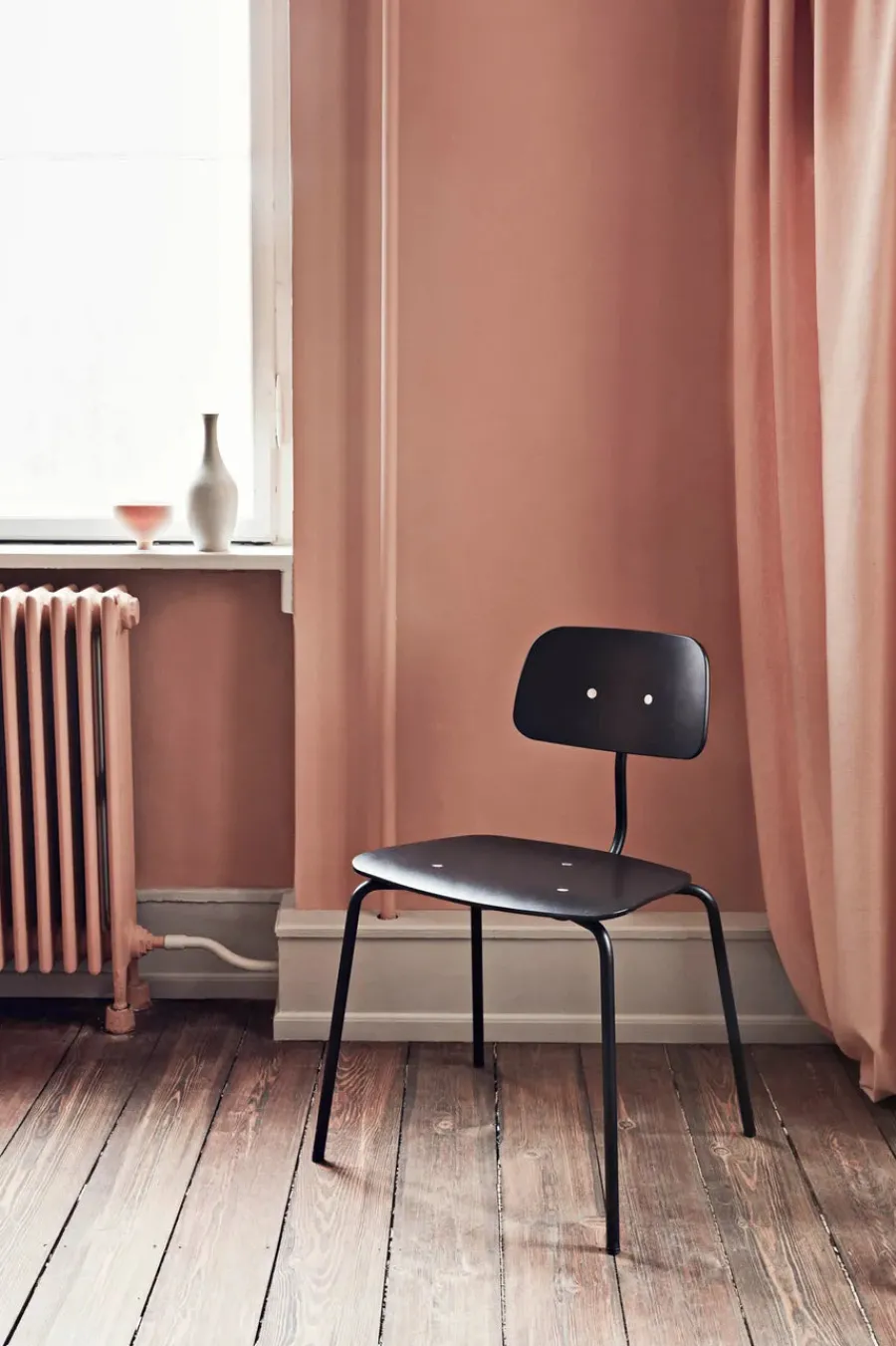 Kevi 2060 stol i sort lak fra<Montana Online