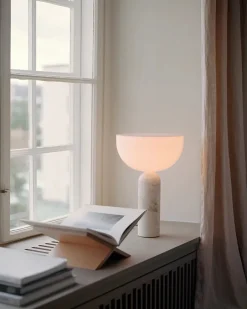 Kizu Bordlampe Large, White Marble fra<New Works Outlet