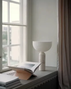 Kizu Bordlampe Large, White Marble fra<New Works Outlet