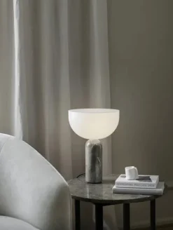 Kizu Bordlampe Small, Grey Marble fra<New Works Best