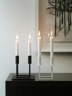 Kubus Line hvid lysestage fra<Audo Copenhagen Discount