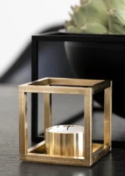 Kubus T Lysestage, guldbelagt fra<Audo Copenhagen Online