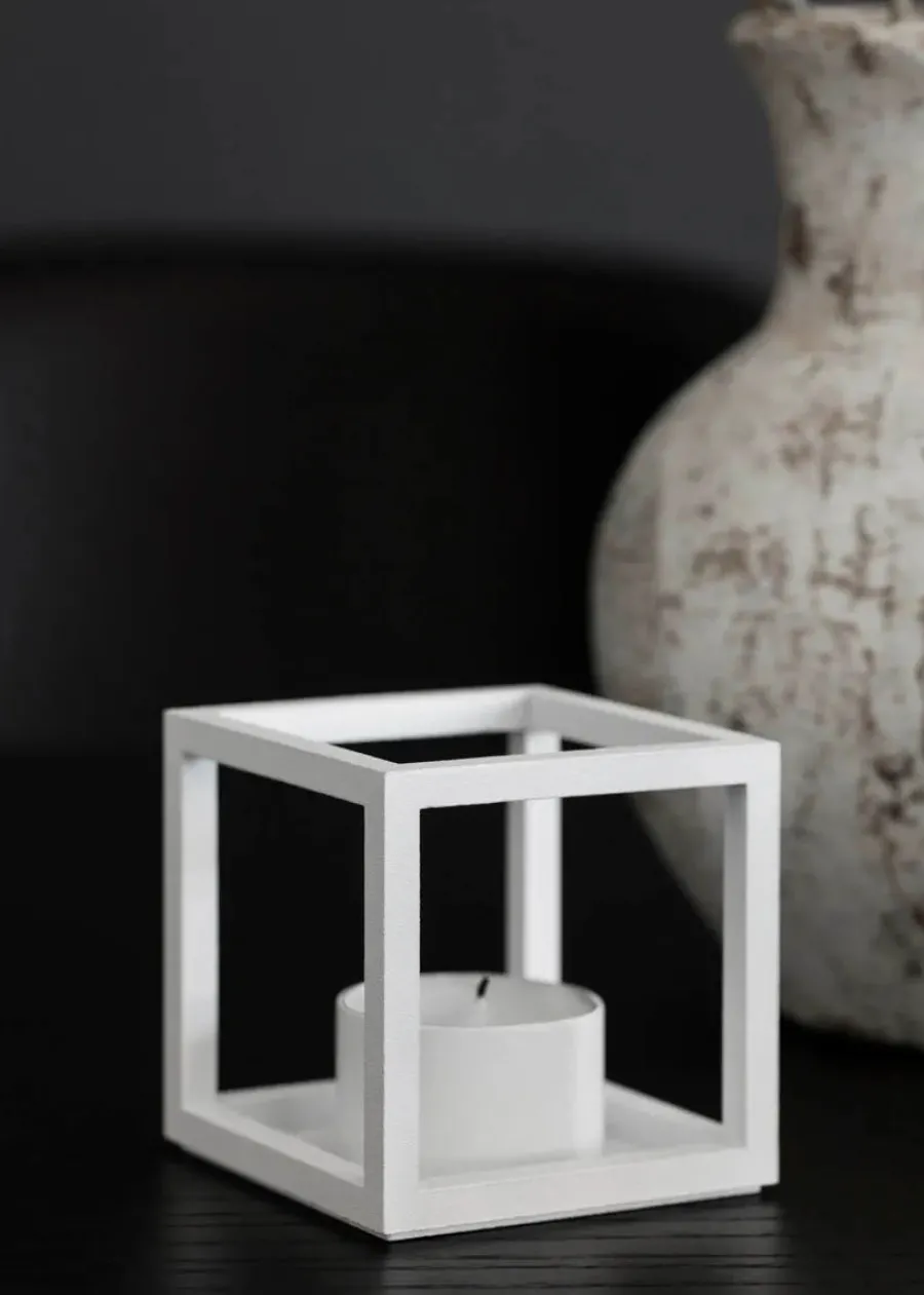Kubus T Lysestage, hvid fra<Audo Copenhagen Online