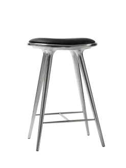 Lav barstol i mørkbejdset bøg fra<Mater Online