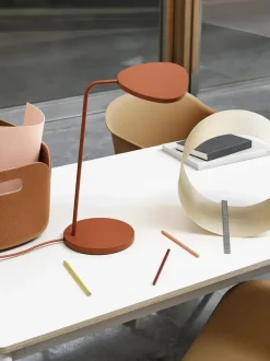 Leaf Table Lamp fra<Muuto