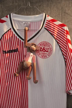 Lille Abe x DBU 86 Away af<Kay Bojesen Outlet
