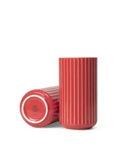 Lyngbyvasen i rød, H15,5 cm fra<Lyngby Porcelæn Clearance