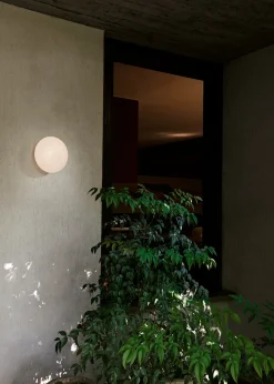 Mist AP22 væg- og loftlampe fra<&Tradition Clearance