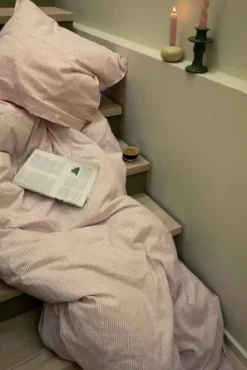 Monochrome Lines Sengetøj, rosa/hvid fra<Juna Online