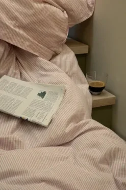 Monochrome Lines Sengetøj, rosa/hvid fra<Juna Online