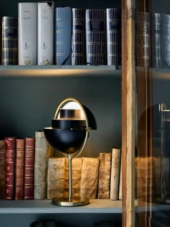 Multi-Lite Portable Bordlampe, messing/sort fra<GUBI Best