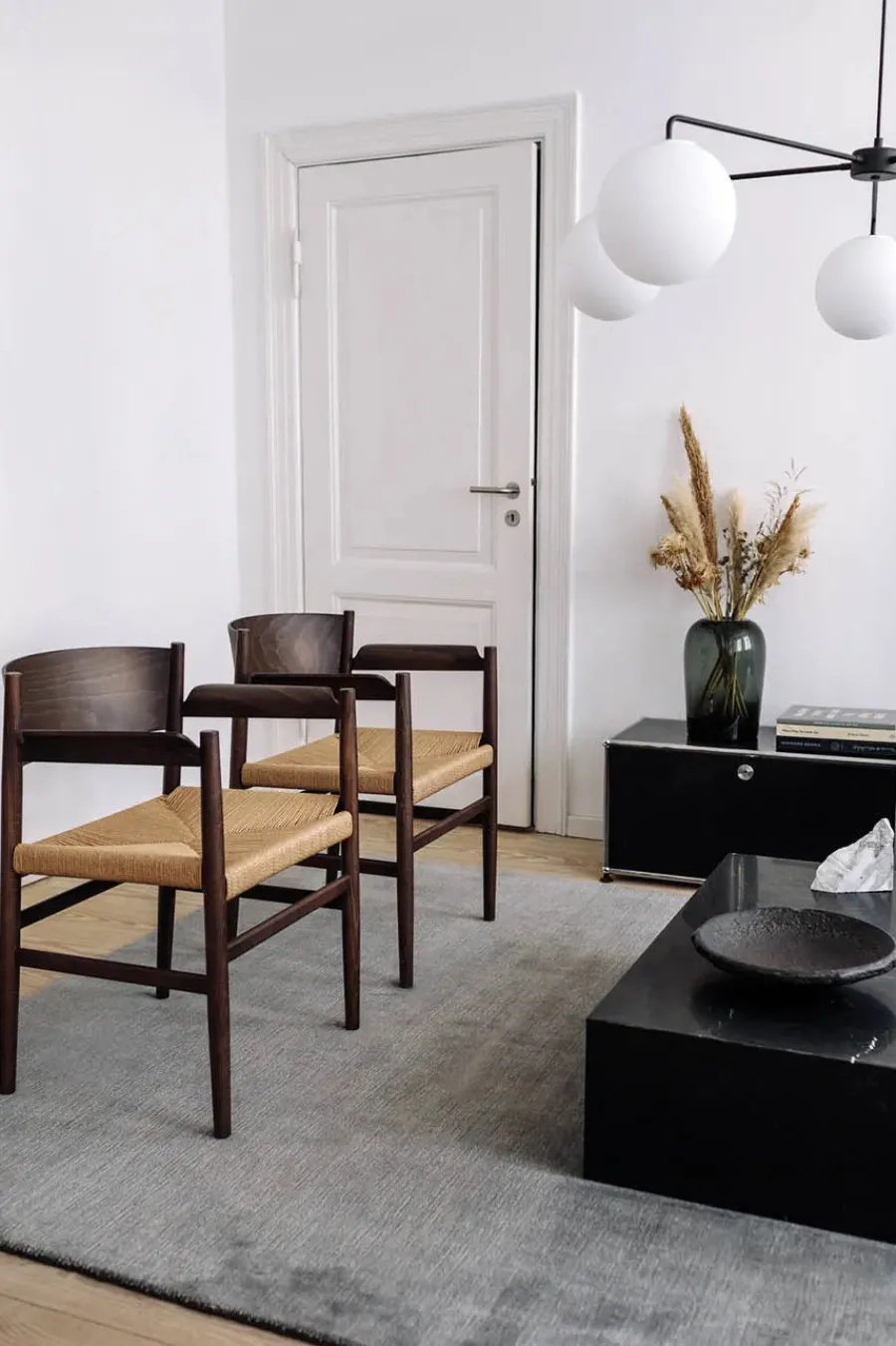 Nestor armstol, sort bøg med natur flet fra<Mater Hot