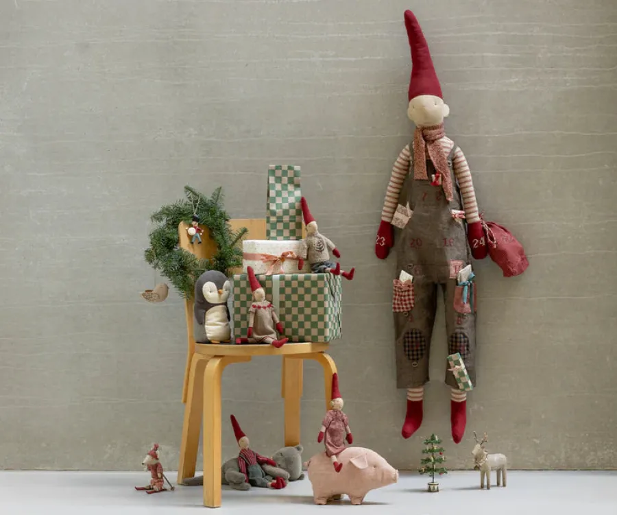 Nisse, str. 2 Nissepige med rød kjole fra 2025<Maileg Outlet