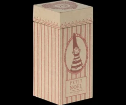 Noilly Noël, No. 32 Nissedreng med rød julekugle fra 2025<Maileg