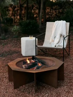 Otte Fire Pit fra<Ferm Living New